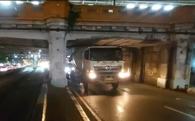 truk molen tersangkut di jembatan jatinegara