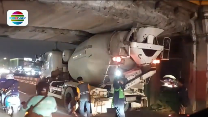 truk molen tersangkut di jembatan jatinegara