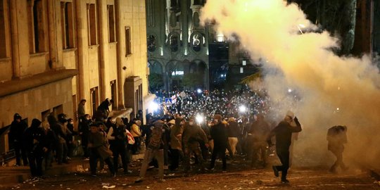 Malam Mencekam di Georgia, Massa Protes Agen Asing Besar-Besaran Berujung Rusuh