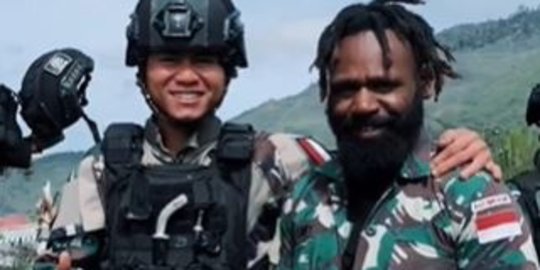 Saking Cintanya dengan TNI, Seorang Warga di Papua Diberi Seragam TNI Jadi Sorotan