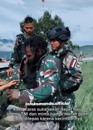 saking cintanya dengan tni seorang warga di papua diberi seragam tni jadi sorotan