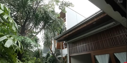 Potret Rumah Mewah & Luas Penuh Tanaman, di Dalamnya Ada Aliran Sungai yang Sejuk