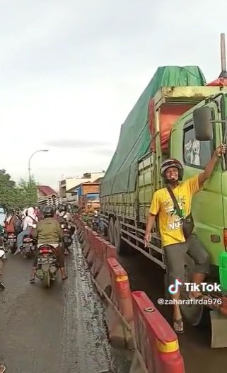 bikin macet sampai mengular penyebabnya 039ulah039 sopir truk beraksi begini