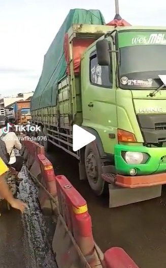 bikin macet sampai mengular penyebabnya 039ulah039 sopir truk beraksi begini