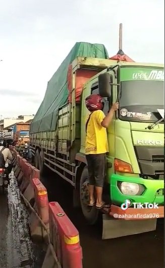 bikin macet sampai mengular penyebabnya 039ulah039 sopir truk beraksi begini