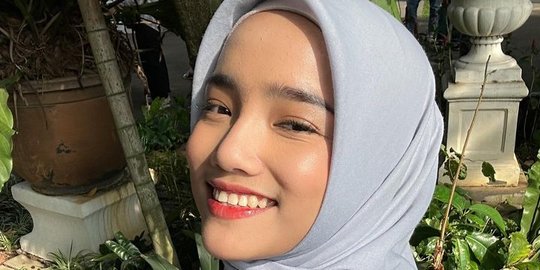 6 Potret Cantik Fuji Tampil Mengenakan Hijab, Thariq Sampai Komentar Begini