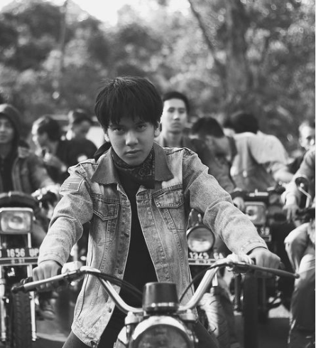 6 potret transformasi gaya rambut iqbaal ramadhan makin keren dengan rambut gondrong