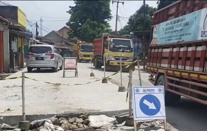 proyek pengecoran jalan di cililin bandung barat sebabkan kecelakaan