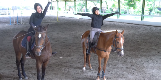 Deretan Foto Lesti Kejora dan Ria Ricis Ternyata Sama-sama Jago Olahraga Berkuda