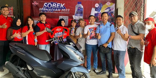 Konsumen asal Jambi dan Bekasi Raih Hadiah Skuter di Program Sobek Federal Oil