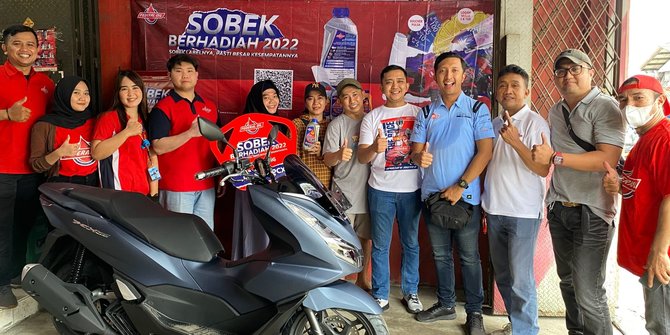 Konsumen asal Jambi dan Bekasi Raih Hadiah Skuter di Program Sobek Federal Oil