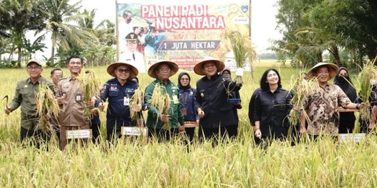 Mentan Dampingi Jokowi Memulai Panen Raya Nusantara dari Kebumen