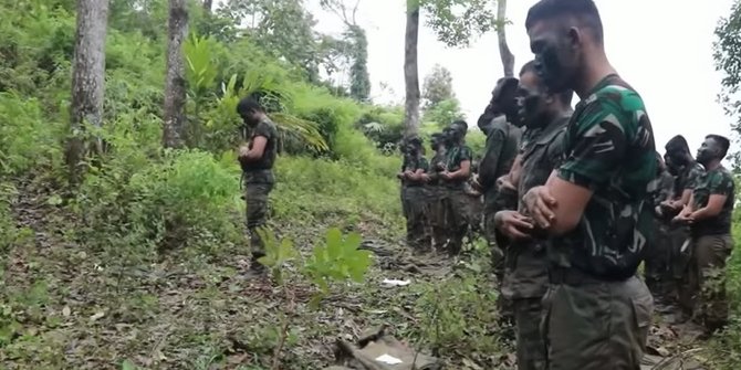 Sangar, Prajurit TNI AD lagi Bertempur di Hutan Tidak Lupa Salat