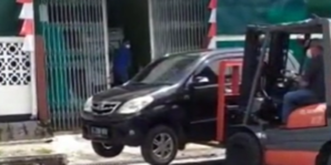 Mobil Parkir Sembarangan Sampai Tutup Rumah Warga, Cara Memindahkannya ...