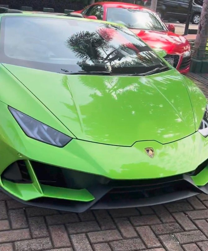 penampakan lamborghini baru hotman paris istri duluan nikmati lambo super car