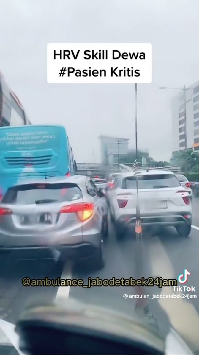 aksi mobil warga belah kemacetan jakarta bantu ambulan lewat banjir pujian