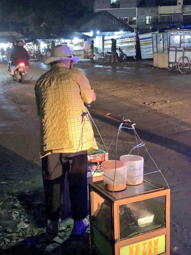 penjual ketan bakar berkeliling berkilo kilo meter demi menyambung hidup