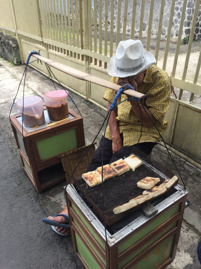 penjual ketan bakar berkeliling berkilo kilo meter demi menyambung hidup