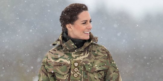 Gaya Kate Middleton Berseragam Militer, Ikut Latihan Penanganan Medis di Medan Perang