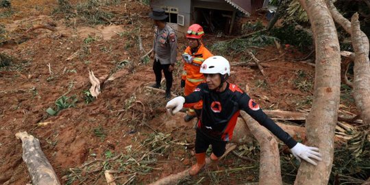 Korban Tanah Longsor Di Natuna 33 Orang Meninggal 21 Masih Hilang