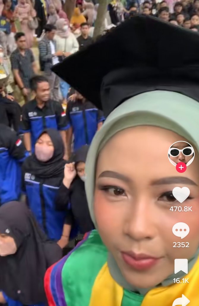 Viral Mahasiswi Teknik Ditandu saat Wisuda, Diarak Keliling Kampus