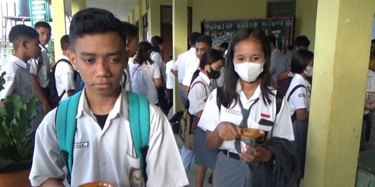 Cerita Siswa SMA Kupang Dapat Biskuit dan Teh dari Daun Kelor saat Masuk Jam 5 Pagi