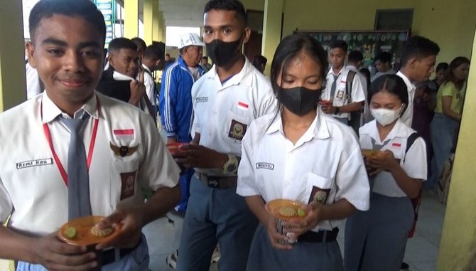 siswa sma di kupang sarapan biskuit dan teh