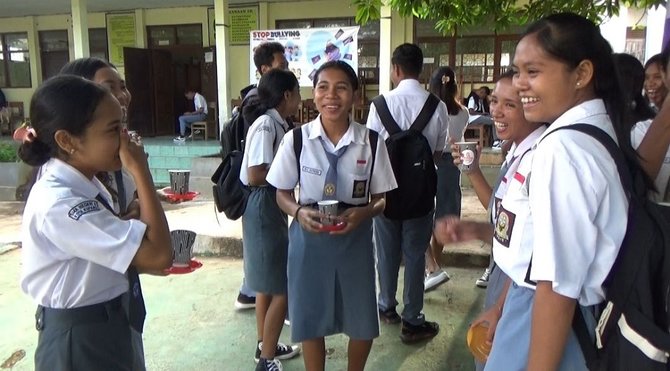 siswa sma di kupang sarapan biskuit dan teh