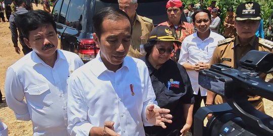 Jokowi Serahkan Sertifikat Tanah Warga Blora yang Berkonflik Sejak Zaman Jepang