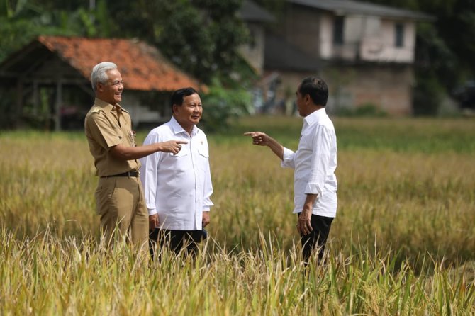 prabowo ganjar dampingi jokowi tinjau panen raya di jateng