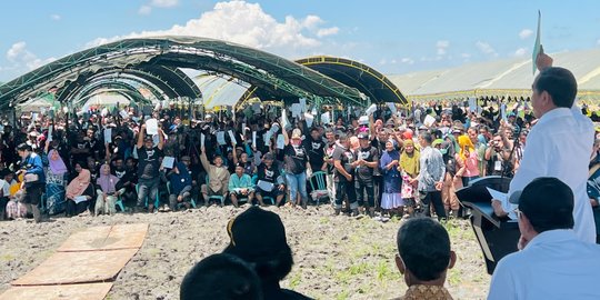 Jokowi Bingung Pidato di Tengah Sawah Becek: Siapa Pilih Tempatnya?