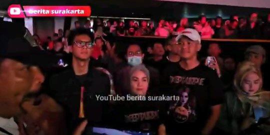 Pindah dari Kursi VIP, Ini Keseruan Ganjar Pranowo Nonton Deep Purple