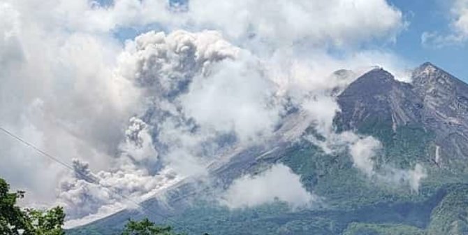 Penampakan Gunung Merapi Erupsi, Luncurkan Awan Panas dan Picu Hujan Abu