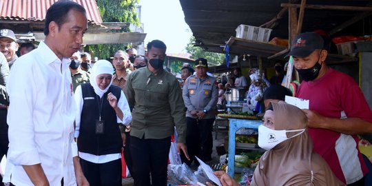 Ditemani Khofifah, Jokowi Cek Harga Kebutuhan Pokok di Pasar Beran