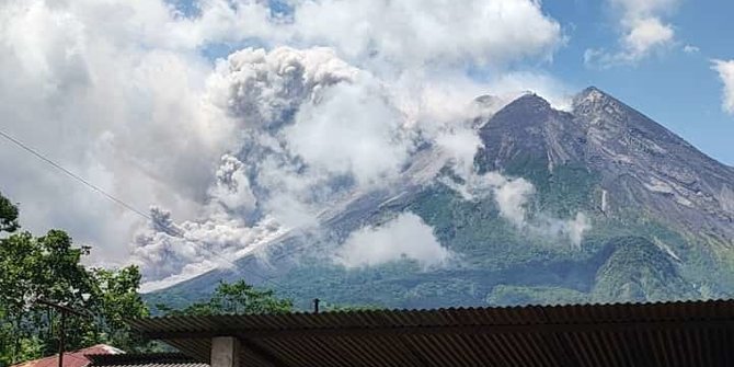 Gunung Merapi Erupsi, Muntahan Awan Panas Guguran Capai 7 Km ke Kali Bebeng
