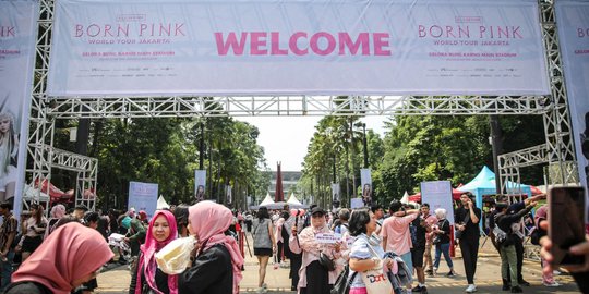 Antusiasme Ribuan Fans Padati GBK Jelang Konser BLACKPINK