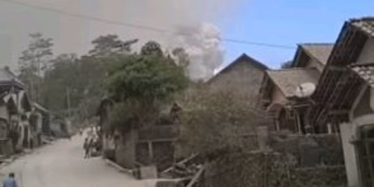 5 Potret Gunung Merapi Meletus Luncurkan Awan Panas, Wisatawan Tenang Abadikan Momen