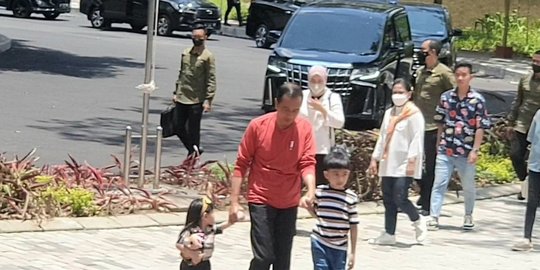 Momen Jokowi Gandeng Cucu di Solo Safari, Ada Kado Istimewa Untuk Jan Ethes
