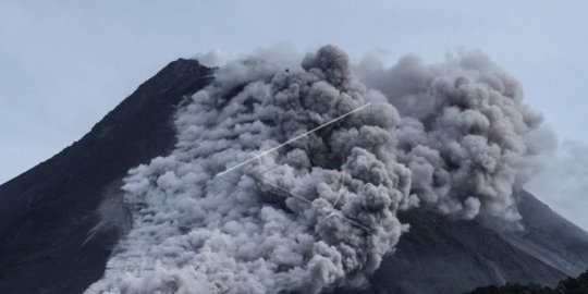 Gunung Merapi Muntahkan Awan Panas Sejauh Empat Kilometer, Status Masih Siaga