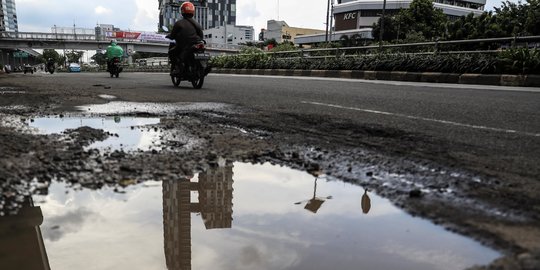 Pemprov DKI soal Banyak Jalan Berlubang: Wajar Rusak, 3 Tahun Hanya Tambal Sulam