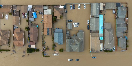 Banjir Akibat Tanggul Jebol Sapu 9.000 Warga Perumahan di California Mengungsi