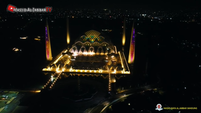 view masjid al jabbar pada malam hari