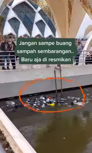 masjid al jabbar banyak sampah usai diresmikan