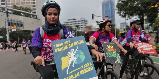 Aksi Aktivis Lingkungan Ajak Warga Melawan Krisis Iklim di Bundaran HI