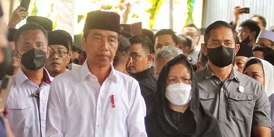 Wajah Sedih Jokowi Melepas Jenazah Istri Moeldoko ke Pemakaman