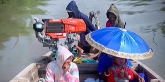 Intip Keseruan Nyandran di Makam Dewi Sekardadu, Warga Naik Perahu Menuju Tepi Laut