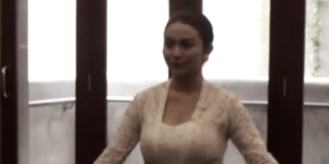Pesona Ariel Tatum Pakai Kebaya Menari Tradisional Yogya, Bak Putri Jawa