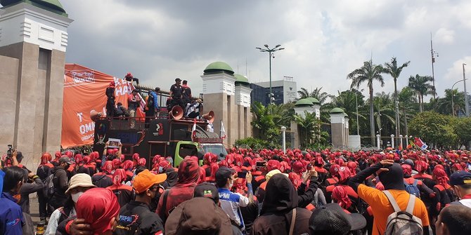 Buruh Gelar Demo Tolak Omnibus Law Cipta Kerja di Depan DPR