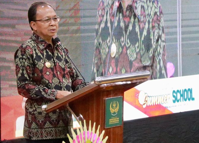 gubernur bali wayan koster di acara international summer school 2022