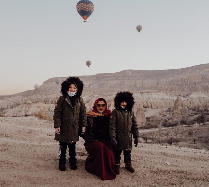 cantiknya arsy anak ashanty dan anang hermansyah berhijab saat liburan di turki